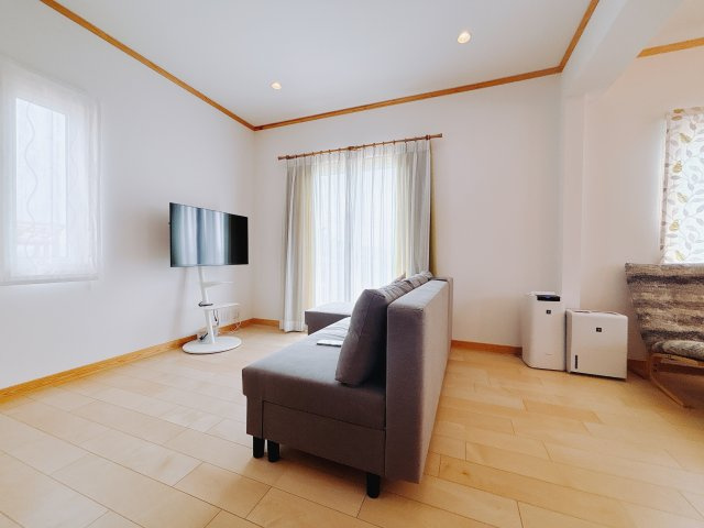 【中古戸建】高崎市若田町の居間・リビング|ポカポカ日向ぼっこをしながらお昼寝をするのもいいですね♪明るいリビングに気分も晴れやかに♪