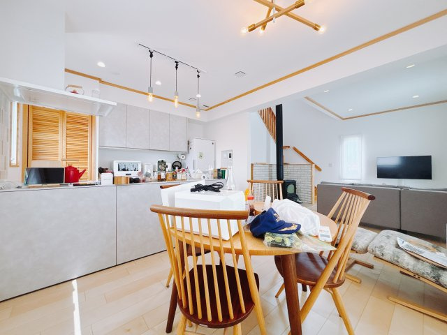 【中古戸建】高崎市若田町の居間・リビング|快適な空間＝豊富な収納！常に広々とした空間の中でゆっくりとお過ごしできます。