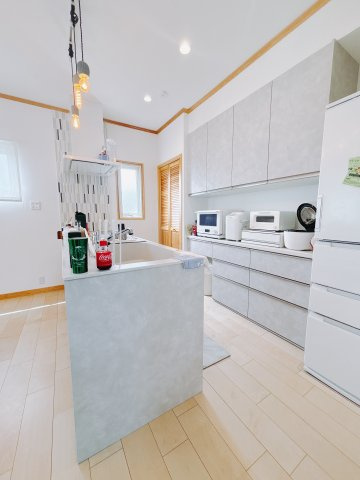 【中古戸建】高崎市若田町のキッチン|お料理ができたら「これ運んで～♪」と手渡しが出来ます。対面キッチンなのでリビングと一体感があり、広々とした空間の中で楽しく食事やお菓子作りが出来ますね♪