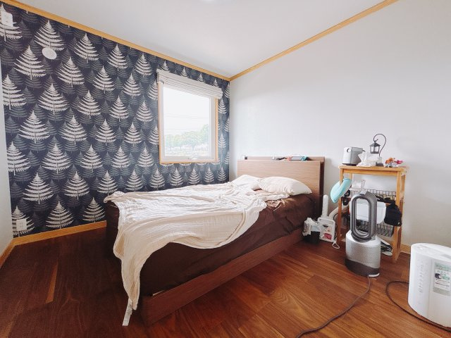 【中古戸建】高崎市若田町の洋室|「今日も一日お疲れ様」とご夫婦でゆったりくつろげる寝室。毎日の家事やお仕事に疲れた日はフカフカのベットで癒されてください。テレビや本棚をおいても快適な広さなのが自慢のお部屋です♪