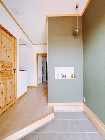 【中古戸建】高崎市若田町の玄関|毎日の「いってらっしゃい」や「お帰りなさい」を大切なご家族と過ごす玄関は〈使いやすさ〉を追求しております。玄関横の物入は急な来客時でもさっとお片付けできるスペースを確保しています。