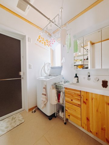 【中古戸建】高崎市若田町の独立洗面台|通常より広いタイプの洗面所になっています。のびのびと使える洗面所には寒い冬にストーブをおいても邪魔になりません♪