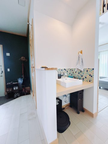 【中古戸建】高崎市若田町の洗面所|玄関から手洗いができるような動線になっております♪