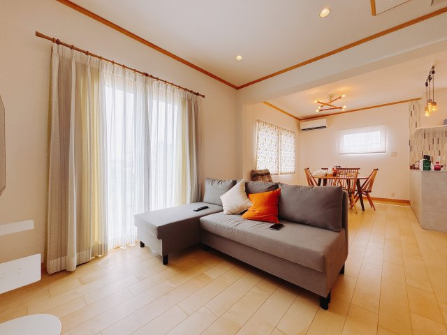 【中古戸建】高崎市若田町の居間・リビング|これから長く住むお家のリビングには毎日気持ちのいい日差しが差し込みます。ポカポカ日向ぼっこをしながらお昼寝をするのもいいですね♪明るいリビングに気分も晴れやかに♪