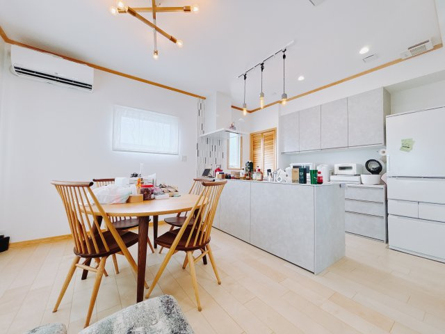 【中古戸建】高崎市若田町の居間・リビング|お料理をしながらお部屋を見渡せることができる対面キッチンを採用。コミュニケーションがとりやすく、家族の絆が深まります。今日の出来事をおしゃべりしながら楽しい時間をお過ごしください♪