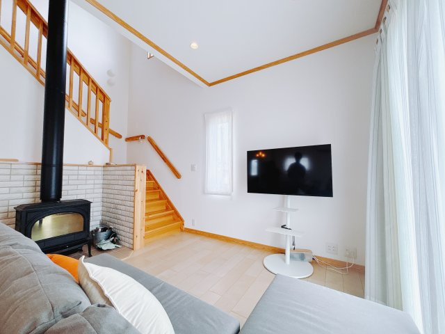 【中古戸建】高崎市若田町の居間・リビング|こちらのプランは必ずリビングに皆が顔を合わせる仕様になっていますので、家族とのコミュニケーションがとりやすく絆が深まります。