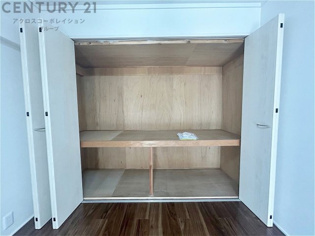 押入れは季節の衣類、寝具などを収納できます。伝統的な美しさと実用性が融合し、収納物を保護する調湿・換気効果があります。使い方によっては書類や小物なども効果的に整理でき空間を有効活用できます。