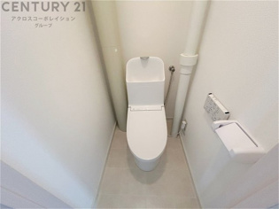 温水洗浄便座付トイレは温水洗浄機能により、暖かい水でおしりを洗浄することができ、冷たい水を使う従来の便座に比べ、温水洗浄機能で暖かいトイレを提供し、快適な使用を可能にします。