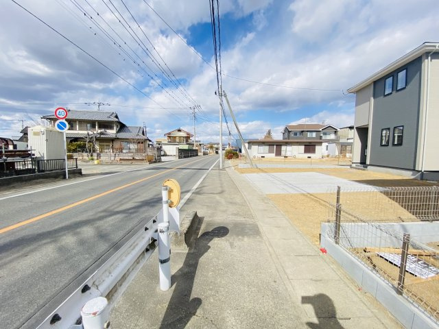 新築　伊勢崎市茂呂南町１期　１号棟の前面道路含む現地写真|現地写真　西側接道幅員約8.1ｍ		