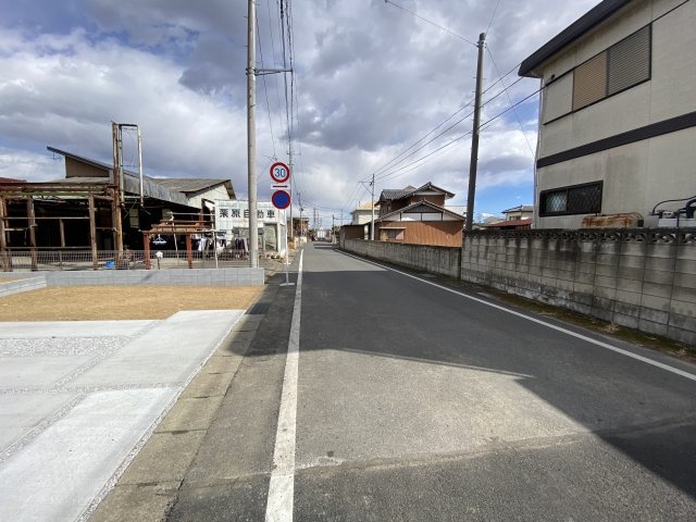 新築　伊勢崎市茂呂南町１期　2号棟の前面道路含む現地写真|現地写真　西側接道幅員約8.1ｍ　南側接道幅員約6.5ｍ			