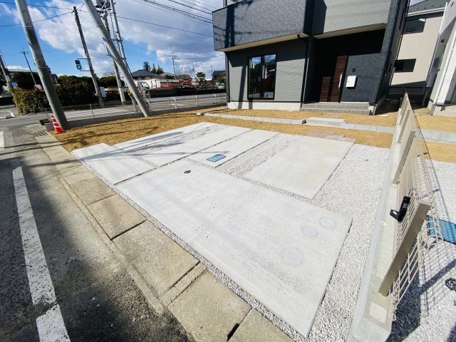 新築　伊勢崎市茂呂南町１期　2号棟の駐車場|現地写真　駐車スペースは並列3台分可能です！

