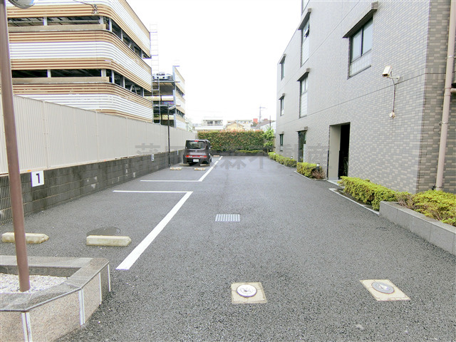 ルーブル羽田萩中の駐車場