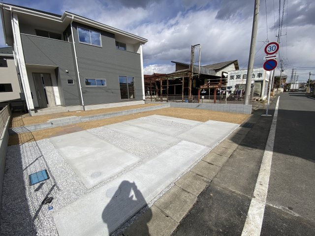 新築　伊勢崎市茂呂南町１期　3号棟の駐車場|現地写真　駐車スペースは並列3台分可能です！
