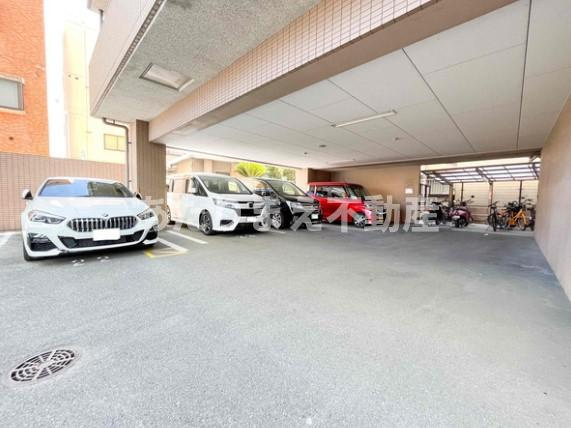 クリムゾン博多Ⅱの駐車場