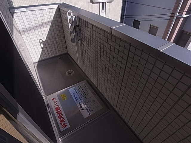 神戸市兵庫区南逆瀬川町のアパートのバルコニー