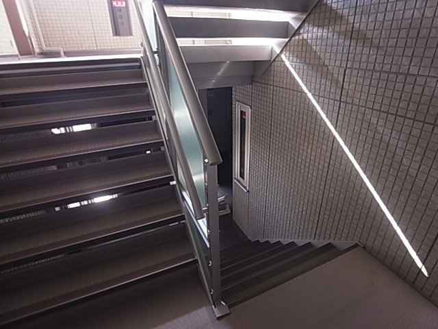 神戸市兵庫区南逆瀬川町のアパートのエントランス