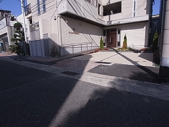 神戸市兵庫区南逆瀬川町のアパートの駐車場