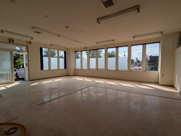 鶴富ビル　21坪の路面店テナントのロビー