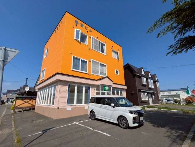 鶴富ビル　21坪の路面店テナントの外観