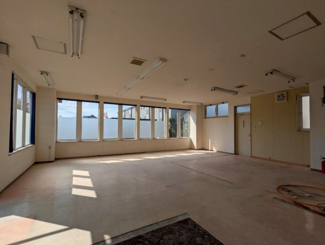 鶴富ビル　21坪の路面店テナントのロビー