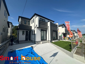 【外観】 | オシャレな外観は、人の目を引くだけではなく自慢したくなりますね！植木を置いたりアレンジは、自由です。自分の好みに仕上げましょう♪