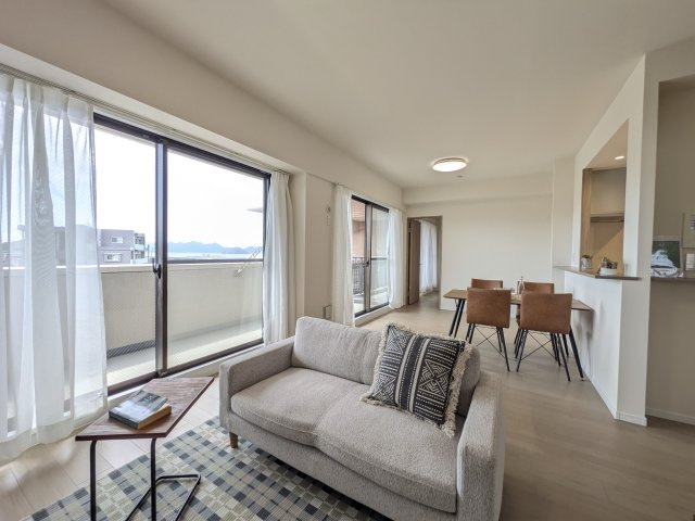 【居間・リビング】 | ☆ホームステージングしています。家具は撮影用です。