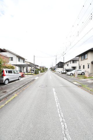 南アルプス市あやめが丘　209.31平米売地の前面道路含む現地写真