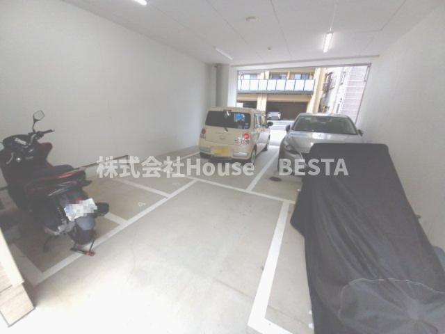 セレニテ神戸プリエの駐車場