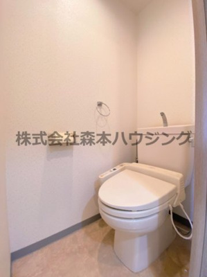 【トイレ】 | 　サンフレンドユーマンション | ※同タイプ別室の写真を使用しています。
　設備内容や内装色調など相違がある場合は実際のお部屋の現状優先となります。