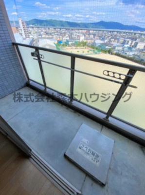 【バルコニー】 | 　サンフレンドユーマンション | ※同タイプ別室の写真を使用しています。
　設備内容や内装色調など相違がある場合は実際のお部屋の現状優先となります。