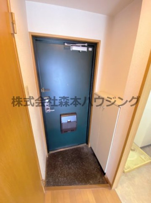 【玄関】 | 　サンフレンドユーマンション | ※同タイプ別室の写真を使用しています。
　設備内容や内装色調など相違がある場合は実際のお部屋の現状優先となります。