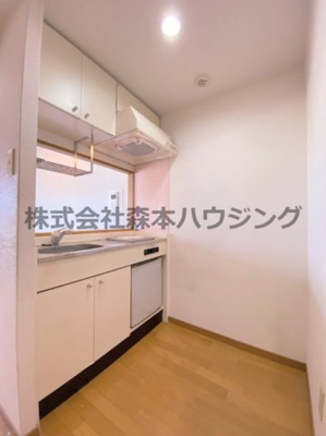【キッチン】 | 　サンフレンドユーマンション | ※同タイプ別室の写真を使用しています。
　設備内容や内装色調など相違がある場合は実際のお部屋の現状優先となります。