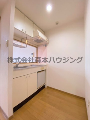 【キッチン】 | 　サンフレンドユーマンション | ※同タイプ別室の写真を使用しています。
　設備内容や内装色調など相違がある場合は実際のお部屋の現状優先となります。