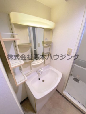 【独立洗面台】 | 　サンフレンドユーマンション | ※同タイプ別室の写真を使用しています。
　設備内容や内装色調など相違がある場合は実際のお部屋の現状優先となります。
