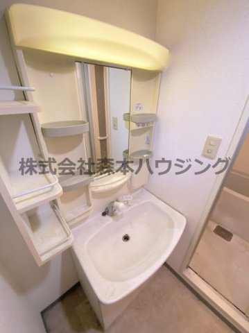 【独立洗面台】 | 　サンフレンドユーマンション | ※同タイプ別室の写真を使用しています。
　設備内容や内装色調など相違がある場合は実際のお部屋の現状優先となります。