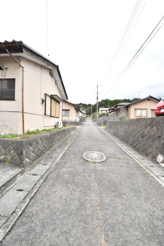 南アルプス市上宮地　平屋建中古住宅の前面道路含む現地写真