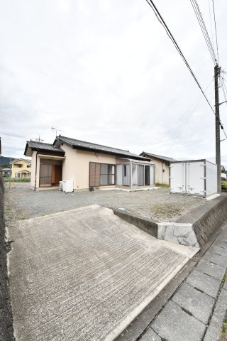 南アルプス市上宮地　平屋建中古住宅の駐車場