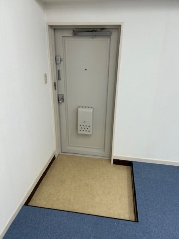 明治通りビルの玄関