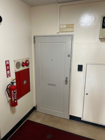 明治通りビルの玄関