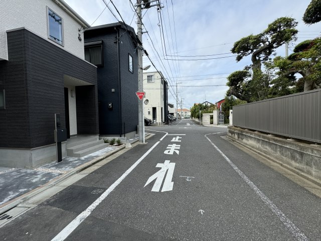 葛飾区東水元5丁目新築戸建【東水元小学校：6分】の前面道路含む現地写真|北側前面道路・幅員約6ｍ