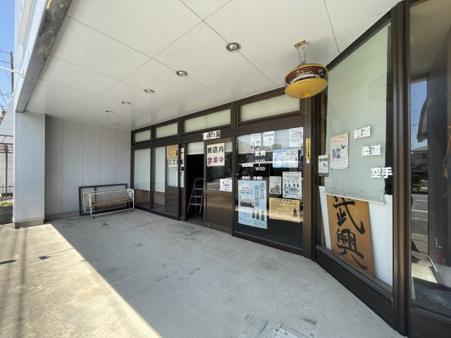 高柳様貸店舗のエントランス