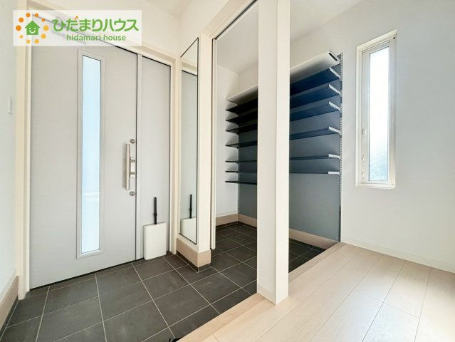 日立市東滑川町２丁目　中古戸建の玄関|シューズクロークは、レインコートやベビーカー、ゴルフバッグなど大きな荷物を置けるので、
いつでも玄関を綺麗に保てます(*^-^*)