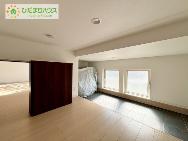 日立市東滑川町２丁目　中古戸建の収納|リビング本棚から出入り可能な、遊び心満点な作りです！