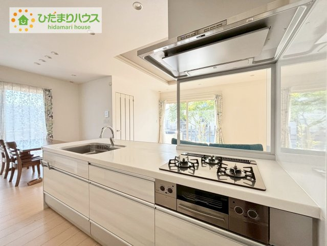 日立市東滑川町２丁目　中古戸建のキッチン|コンロは嬉しい3口コンロ！シンクはつなぎ目なしでお掃除も簡単です♪