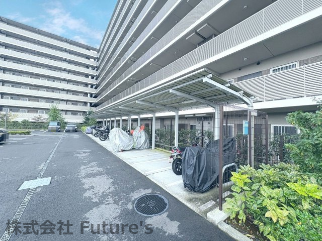メイツ三郷中央サラテラスのその他共用部分|屋根付きのバイク置場