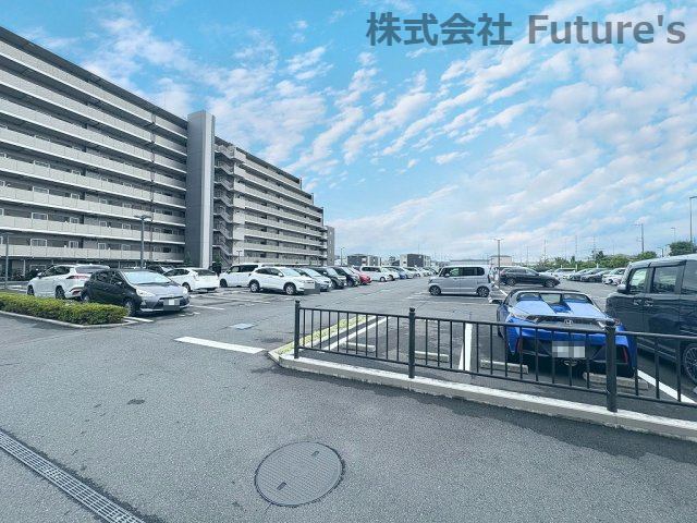 メイツ三郷中央サラテラスの駐車場|敷地内駐車場1台無償！