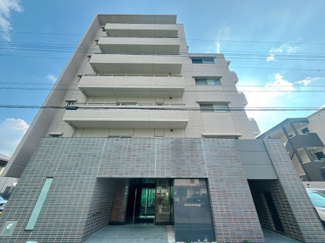 【外観】 | マンションの顔となるエントランスは重厚感漂う装いでお客様をお出迎えします。 