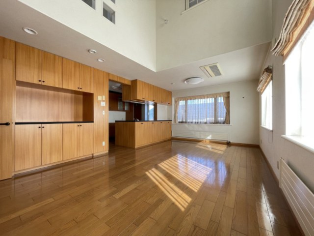 八戸市長根3丁目の居間・リビング|2Fリビングダイニングです。吹き抜けがあり彩光と開放感が抜群です。