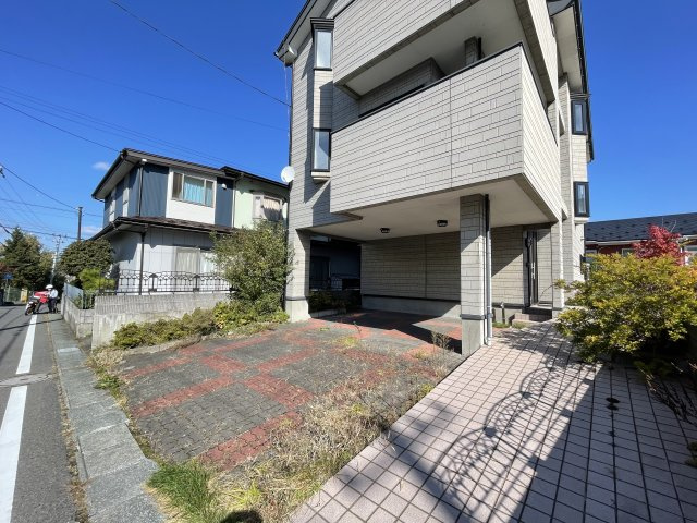 八戸市長根3丁目の駐車場