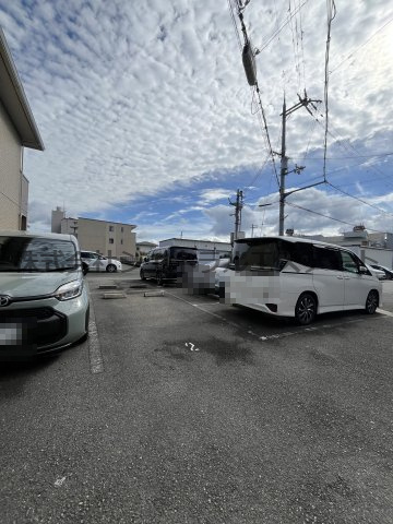 コンフォールの駐車場